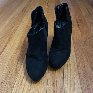 Women’s size 8 heeled booties